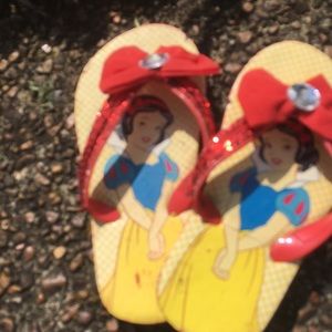 Snow White flip flops 9